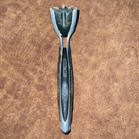 Schick Quattro Razor Handle - Picture 2 of 2